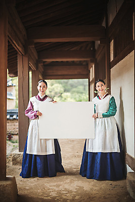 포토 JPG 주간 전신 배너 여자 40대 한옥 사각프레임 프레임 광고판 알림판 서기 미소 들기 성인 야외 두명 앞모습 30대 앞치마 한국인 한복 조선시대 궁녀 상궁 성인여자만 사극 국내포토 자연요소 한국전통 전통 뷰포인트 중년 고건축 모션 표정 사람 동양인 장년 사각형 역사 전통의상 판 여자만 성인만 파일형식