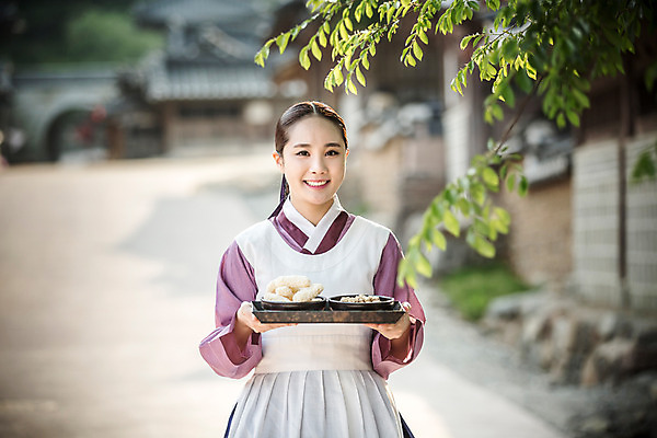 포토 JPG 주간 여자 쟁반 한명 서기 미소 들기 성인 야외 앞모습 30대 앞치마 한국인 한복 조선시대 한과 궁녀 성인여자만 사극 국내포토 자연요소 1 한국전통 전통 뷰포인트 모션 디저트 표정 사람 동양인 장년 전통음식 역사 전통의상 여자만 성인만 파일형식