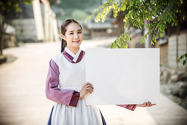 포토 JPG 주간 배너 여자 사각프레임 프레임 광고판 알림판 한명 서기 미소 들기 성인 야외 앞모습 30대 앞치마 한국인 한복 조선시대 궁녀 성인여자만 사극 국내포토 자연요소 1 한국전통 전통 뷰포인트 모션 표정 사람 동양인 장년 사각형 역사 전통의상 판 여자만 성인만 파일형식
