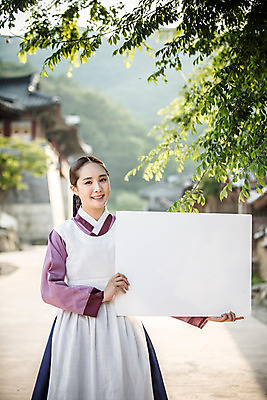 포토 JPG 주간 배너 여자 사각프레임 프레임 광고판 알림판 한명 서기 미소 들기 성인 야외 앞모습 30대 앞치마 한국인 한복 조선시대 궁녀 성인여자만 사극 국내포토 자연요소 1 한국전통 전통 뷰포인트 모션 표정 사람 동양인 장년 사각형 역사 전통의상 판 여자만 성인만 파일형식