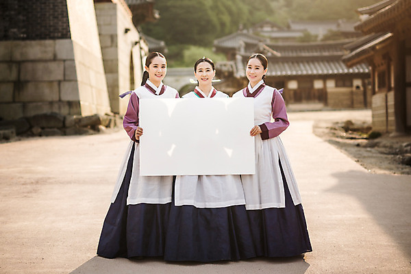 포토 JPG 주간 전신 배너 여자 40대 한옥 사각프레임 프레임 광고판 알림판 서기 미소 들기 성인 야외 앞모습 세명 30대 앞치마 한국인 한복 조선시대 궁녀 상궁 성인여자만 사극 국내포토 자연요소 한국전통 전통 뷰포인트 중년 고건축 모션 표정 사람 동양인 장년 사각형 역사 전통의상 판 여자만 성인만 파일형식