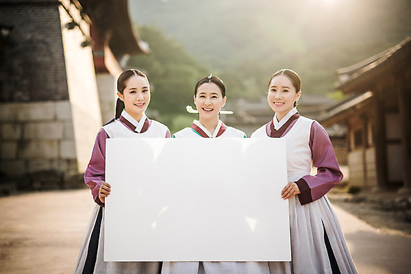 포토 JPG 주간 배너 여자 40대 한옥 사각프레임 프레임 광고판 알림판 서기 미소 들기 상반신 성인 야외 앞모습 세명 30대 앞치마 한국인 한복 조선시대 궁녀 상궁 성인여자만 사극 국내포토 자연요소 한국전통 전통 뷰포인트 중년 고건축 모션 표정 사람 동양인 장년 사각형 역사 전통의상 판 여자만 성인만 파일형식