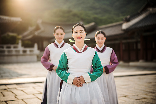 포토 JPG 주간 여자 40대 한옥 서기 미소 성인 야외 앞모습 아웃포커스 세명 30대 앞치마 궁전 한국인 한복 조선시대 손모으기 궁녀 상궁 성인여자만 사극 국내포토 자연요소 한국전통 전통 뷰포인트 중년 고건축 모션 촬영기법 표정 사람 동양인 손짓 장년 역사 전통의상 여자만 성인만 파일형식