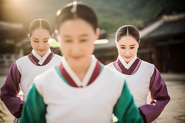 포토 JPG 주간 여자 40대 한옥 고개숙이기 서기 성인 야외 앞모습 아웃포커스 세명 30대 앞치마 한국인 한복 조선시대 궁녀 상궁 성인여자만 사극 국내포토 자연요소 한국전통 전통 뷰포인트 중년 고건축 모션 촬영기법 숙이기 사람 동양인 장년 역사 전통의상 여자만 성인만 파일형식