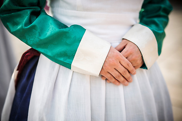 포토 JPG 주간 여자 40대 한명 서기 성인 야외 앞모습 앞치마 한국인 한복 조선시대 손모으기 궁녀 상궁 성인여자만 사극 국내포토 자연요소 1 한국전통 전통 뷰포인트 중년 모션 사람 동양인 손짓 역사 전통의상 여자만 성인만 파일형식