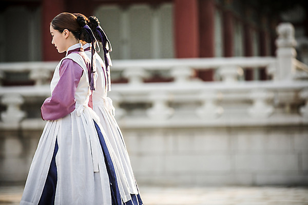 포토 JPG 주간 여자 한옥 서기 상반신 성인 야외 두명 옆모습 30대 걷기 앞치마 궁전 한국인 한복 조선시대 궁녀 성인여자만 사극 국내포토 자연요소 한국전통 전통 뷰포인트 고건축 모션 사람 동양인 장년 역사 전통의상 여자만 성인만 파일형식