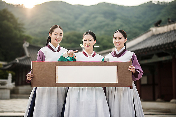 포토 JPG 주간 배너 여자 40대 사각프레임 프레임 광고판 알림판 서기 미소 들기 상반신 성인 야외 앞모습 세명 30대 앞치마 한국인 한복 조선시대 족자 궁녀 상궁 성인여자만 사극 국내포토 자연요소 한국전통 전통 뷰포인트 중년 모션 표정 사람 동양인 장년 사각형 역사 전통의상 판 여자만 성인만 파일형식