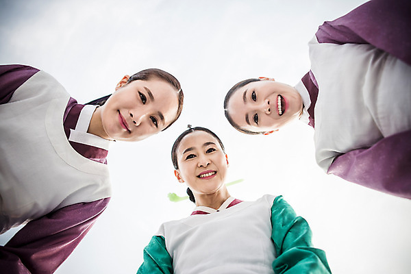 포토 JPG 주간 여자 로우앵글 40대 서기 미소 성인 야외 세명 30대 앞치마 한국인 한복 조선시대 궁녀 상궁 성인여자만 사극 국내포토 자연요소 한국전통 전통 뷰포인트 중년 모션 표정 사람 동양인 장년 역사 전통의상 여자만 성인만 파일형식