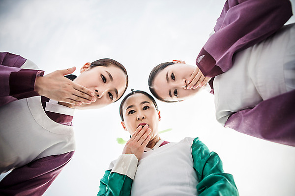 포토 JPG 주간 여자 로우앵글 40대 서기 성인 야외 세명 30대 앞치마 놀람 한국인 한복 조선시대 입가림 궁녀 상궁 성인여자만 사극 국내포토 자연요소 한국전통 전통 감정 뷰포인트 중년 모션 표정 사람 동양인 장년 가림 역사 전통의상 여자만 성인만 파일형식