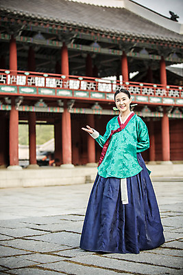 포토 JPG 주간 전신 여자 40대 한옥 안내 한명 서기 미소 손짓 성인 야외 앞모습 궁전 한국인 한복 조선시대 궁녀 상궁 성인여자만 사극 국내포토 자연요소 1 한국전통 전통 뷰포인트 중년 고건축 모션 표정 사람 동양인 역사 전통의상 여자만 성인만 파일형식