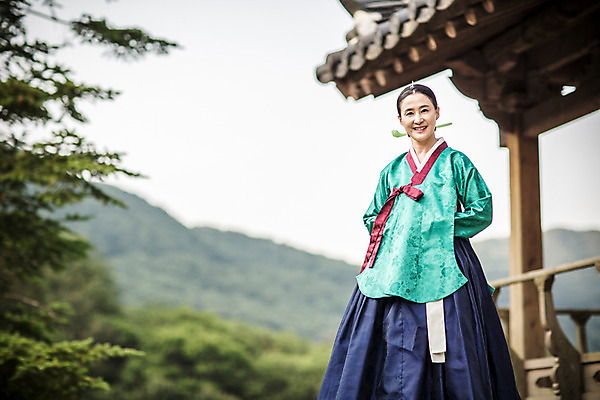 포토 JPG 주간 전신 여자 40대 한옥 한명 서기 미소 성인 야외 앞모습 한국인 한복 조선시대 궁녀 상궁 성인여자만 사극 국내포토 자연요소 1 한국전통 전통 뷰포인트 중년 고건축 모션 표정 사람 동양인 역사 전통의상 여자만 성인만 파일형식