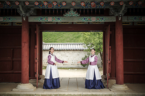 포토 JPG 주간 전신 여자 한옥 안내 서기 미소 손짓 성인 야외 두명 옆모습 30대 앞치마 궁전 한국인 한복 조선시대 대문 궁녀 성인여자만 사극 국내포토 자연요소 한국전통 전통 뷰포인트 고건축 모션 표정 사람 동양인 장년 문 역사 전통의상 여자만 성인만 파일형식