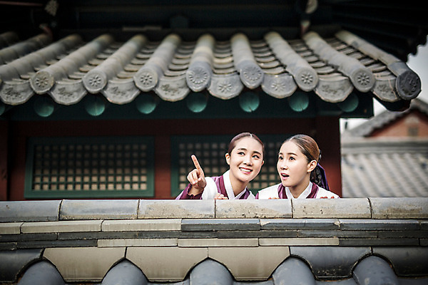 포토 JPG 주간 여자 한옥 서기 미소 상반신 성인 야외 두명 앞모습 30대 궁전 한국인 가리킴 한복 조선시대 궁녀 성인여자만 기와담장 사극 국내포토 자연요소 한국전통 전통 뷰포인트 고건축 모션 표정 기와 사람 동양인 손짓 장년 담장 역사 전통의상 여자만 성인만 파일형식