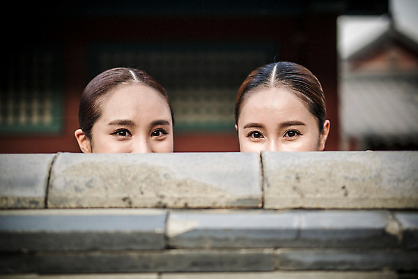 포토 JPG 주간 여자 한옥 서기 성인 야외 두명 앞모습 신체부위 30대 궁전 한국인 한복 조선시대 궁녀 숨기 안구 성인여자만 기와담장 사극 국내포토 자연요소 한국전통 전통 뷰포인트 고건축 모션 기와 사람 동양인 장년 담장 역사 전통의상 여자만 성인만 파일형식