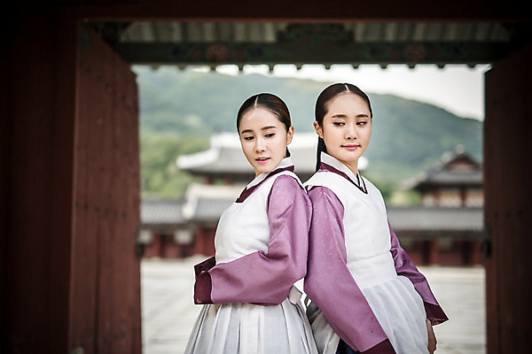 포토 JPG 주간 여자 서기 상반신 성인 야외 두명 옆모습 30대 앞치마 한국인 등맞대기 한복 라이벌 조선시대 대문 궁녀 상궁 성인여자만 사극 국내포토 자연요소 한국전통 전통 뷰포인트 모션 사람 동양인 장년 문 역사 전통의상 여자만 성인만 파일형식