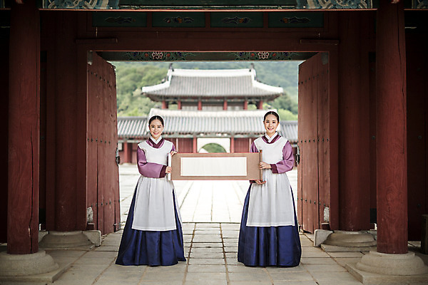 포토 JPG 주간 전신 배너 여자 한옥 사각프레임 프레임 광고판 알림판 서기 미소 들기 성인 야외 두명 앞모습 30대 앞치마 궁전 한국인 한복 조선시대 대문 족자 궁녀 성인여자만 사극 국내포토 자연요소 한국전통 전통 뷰포인트 고건축 모션 표정 사람 동양인 장년 문 사각형 역사 전통의상 판 여자만 성인만 파일형식