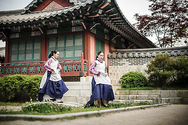 포토 JPG 주간 전신 여자 한옥 성인 야외 두명 앞모습 30대 달리기 앞치마 궁전 한국인 한복 조선시대 바쁨 궁녀 성인여자만 사극 다급 국내포토 자연요소 한국전통 전통 뷰포인트 컨셉 고건축 모션 사람 동양인 장년 역사 전통의상 여자만 성인만 파일형식