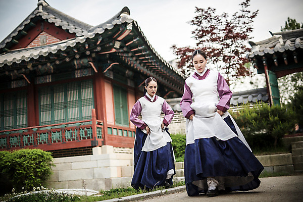 포토 JPG 주간 전신 여자 한옥 성인 야외 두명 앞모습 30대 달리기 앞치마 궁전 한국인 한복 조선시대 바쁨 궁녀 성인여자만 사극 다급 국내포토 자연요소 한국전통 전통 뷰포인트 컨셉 고건축 모션 사람 동양인 장년 역사 전통의상 여자만 성인만 파일형식