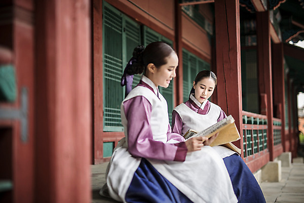 포토 JPG 주간 여자 한옥 앉기 상반신 성인 야외 두명 옆모습 책 30대 앞치마 궁전 한국인 한복 토론 조선시대 궁녀 성인여자만 사극 국내포토 자연요소 한국전통 전통 뷰포인트 고건축 모션 사람 동양인 장년 역사 전통의상 여자만 성인만 파일형식