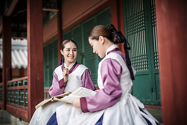 포토 JPG 주간 여자 한옥 미소 앉기 상반신 성인 야외 두명 옆모습 책 30대 앞치마 궁전 한국인 한복 토론 조선시대 궁녀 성인여자만 사극 국내포토 자연요소 한국전통 전통 뷰포인트 고건축 모션 표정 사람 동양인 장년 역사 전통의상 여자만 성인만 파일형식