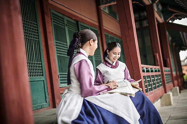 포토 JPG 주간 여자 한옥 미소 앉기 상반신 성인 야외 두명 옆모습 책 30대 앞치마 궁전 한국인 한복 토론 조선시대 궁녀 성인여자만 사극 국내포토 자연요소 한국전통 전통 뷰포인트 고건축 모션 표정 사람 동양인 장년 역사 전통의상 여자만 성인만 파일형식