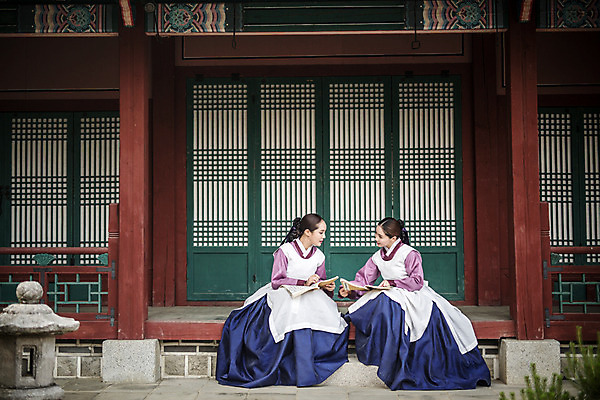 포토 JPG 주간 전신 여자 한옥 앉기 성인 야외 두명 앞모습 책 30대 앞치마 궁전 한국인 한복 토론 조선시대 궁녀 성인여자만 사극 국내포토 자연요소 한국전통 전통 뷰포인트 고건축 모션 사람 동양인 장년 역사 전통의상 여자만 성인만 파일형식