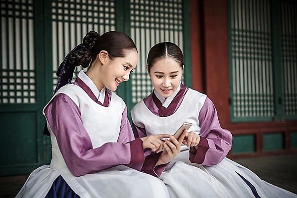 포토 JPG 주간 여자 한옥 미소 들기 앉기 상반신 성인 야외 두명 앞모습 옆모습 30대 스마트폰 앞치마 터치 한국인 한복 조선시대 검색 호기심 궁녀 성인여자만 사극 국내포토 자연요소 한국전통 전통 감정 뷰포인트 컨셉 고건축 모션 표정 사람 동양인 장년 핸드폰 스마트기기 역사 전통의상 여자만 성인만 파일형식