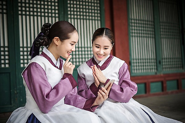 포토 JPG 주간 여자 한옥 미소 들기 앉기 상반신 성인 야외 두명 앞모습 옆모습 30대 스마트폰 앞치마 한국인 한복 조선시대 검색 호기심 궁녀 성인여자만 사극 국내포토 자연요소 한국전통 전통 감정 뷰포인트 컨셉 고건축 모션 표정 사람 동양인 장년 핸드폰 스마트기기 역사 전통의상 여자만 성인만 파일형식