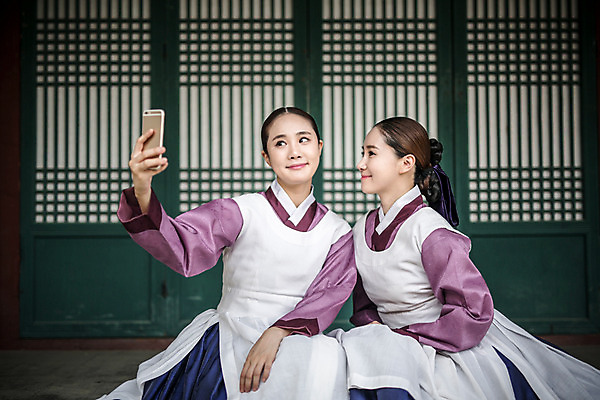 포토 JPG 주간 여자 한옥 미소 들기 앉기 상반신 성인 야외 두명 앞모습 30대 스마트폰 앞치마 한국인 한복 셀프카메라 조선시대 궁녀 성인여자만 사극 국내포토 자연요소 한국전통 전통 뷰포인트 고건축 모션 표정 사람 동양인 장년 핸드폰 스마트기기 사진촬영 역사 전통의상 여자만 성인만 파일형식