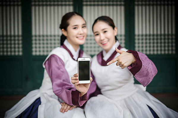 포토 JPG 주간 여자 한옥 미소 들기 앉기 상반신 성인 야외 두명 앞모습 아웃포커스 30대 스마트폰 앞치마 한국인 가리킴 한복 조선시대 궁녀 성인여자만 사극 국내포토 자연요소 한국전통 전통 뷰포인트 고건축 모션 촬영기법 표정 사람 동양인 손짓 장년 핸드폰 스마트기기 역사 전통의상 여자만 성인만 파일형식