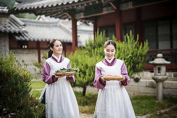 포토 JPG 주간 여자 채소 서기 미소 들기 상반신 성인 야외 두명 앞모습 30대 앞치마 궁전 한국인 한복 전 조선시대 궁녀 성인여자만 사극 국내포토 자연요소 한국전통 전통 음식 뷰포인트 고건축 모션 표정 사람 동양인 장년 역사 전통의상 여자만 성인만 파일형식