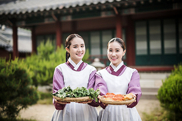 포토 JPG 주간 여자 채소 서기 미소 들기 상반신 성인 야외 두명 앞모습 30대 앞치마 한국인 한복 전 조선시대 궁녀 성인여자만 사극 국내포토 자연요소 한국전통 전통 음식 뷰포인트 모션 표정 사람 동양인 장년 역사 전통의상 여자만 성인만 파일형식