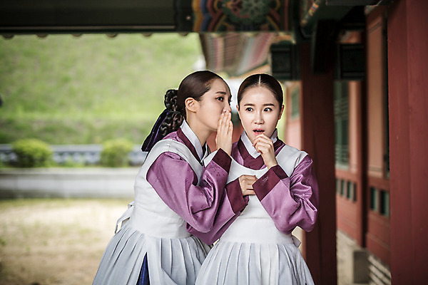 포토 JPG 주간 여자 서기 성인 야외 두명 앞모습 옆모습 30대 앞치마 놀람 한국인 한복 비밀 귓속말 조선시대 궁녀 성인여자만 사극 국내포토 자연요소 한국전통 전통 감정 뷰포인트 컨셉 모션 표정 사람 동양인 장년 역사 전통의상 여자만 성인만 파일형식