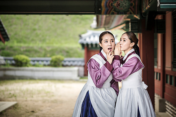 포토 JPG 주간 여자 서기 성인 야외 두명 옆모습 30대 앞치마 놀람 한국인 한복 비밀 귓속말 조선시대 궁녀 성인여자만 사극 국내포토 자연요소 한국전통 전통 감정 뷰포인트 컨셉 모션 표정 사람 동양인 장년 역사 전통의상 여자만 성인만 파일형식