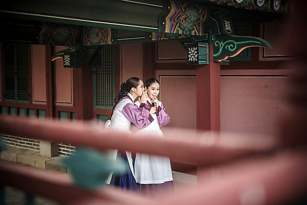 포토 JPG 주간 여자 한옥 서기 성인 야외 두명 옆모습 30대 앞치마 한국인 한복 비밀 귓속말 조선시대 궁녀 성인여자만 사극 국내포토 자연요소 한국전통 전통 뷰포인트 컨셉 고건축 모션 사람 동양인 장년 역사 전통의상 여자만 성인만 파일형식