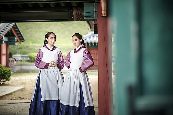 포토 JPG 주간 여자 한옥 서기 성인 야외 두명 앞모습 30대 앞치마 한국인 한복 꾸지람 조선시대 궁녀 엄격한 성인여자만 사극 국내포토 자연요소 한국전통 전통 뷰포인트 고건축 모션 사람 동양인 장년 역사 전통의상 체벌 여자만 성인만 파일형식