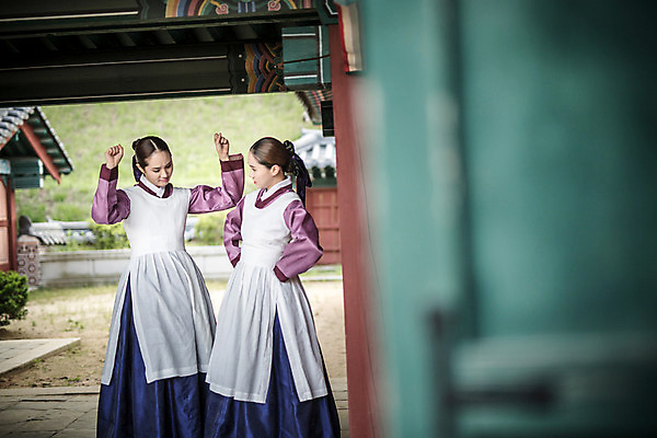 포토 JPG 주간 여자 한옥 서기 성인 야외 두명 앞모습 30대 손들기 앞치마 한국인 한복 꾸지람 조선시대 궁녀 엄격한 성인여자만 사극 국내포토 자연요소 한국전통 전통 뷰포인트 고건축 모션 사람 동양인 장년 역사 전통의상 체벌 여자만 성인만 파일형식