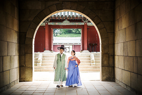 포토 JPG 주간 전신 커플 여자 남자 데이트 한옥 성인 야외 두명 앞모습 30대 걷기 마을 한국인 한복 조선시대 구경 성문 성인만 국내포토 자연요소 한국전통 뷰포인트 고건축 관계 모션 사람 동양인 장년 성 역사 전통의상 파일형식