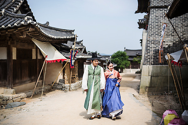 포토 JPG 주간 전신 커플 여자 남자 데이트 한옥 미소 성인 야외 두명 앞모습 30대 걷기 마을 한국인 한복 조선시대 구경 성인만 저잣거리 국내포토 자연요소 한국전통 뷰포인트 고건축 관계 모션 거리 표정 사람 동양인 장년 상가 역사 전통의상 파일형식