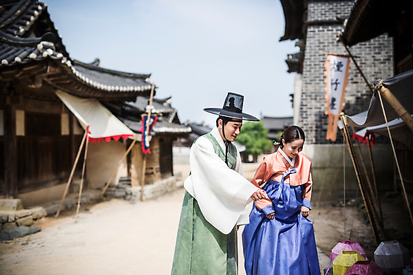 포토 JPG 주간 커플 여자 남자 데이트 한옥 미소 상반신 성인 야외 두명 옆모습 30대 걷기 마을 한국인 한복 조선시대 구경 성인만 저잣거리 국내포토 자연요소 한국전통 뷰포인트 고건축 관계 모션 거리 표정 사람 동양인 장년 상가 역사 전통의상 파일형식