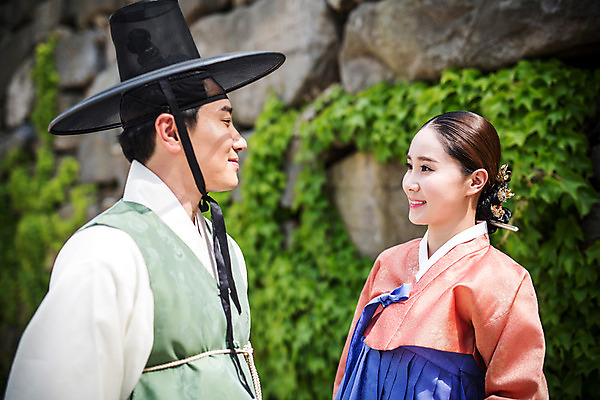 포토 JPG 주간 커플 여자 남자 데이트 미소 상반신 성인 야외 두명 옆모습 30대 마주보기 걷기 마을 한국인 한복 조선시대 구경 성인만 국내포토 자연요소 한국전통 뷰포인트 관계 모션 표정 사람 동양인 장년 역사 전통의상 파일형식