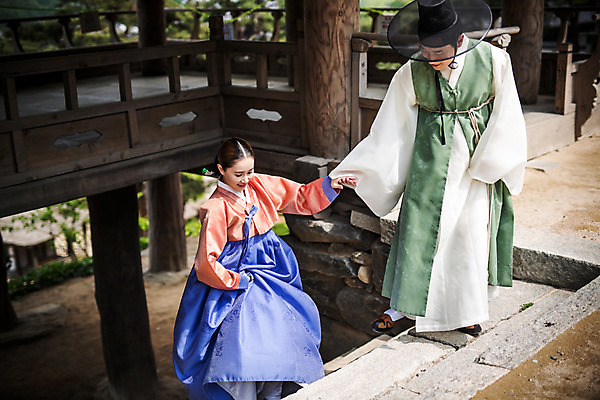 포토 JPG 주간 전신 커플 여자 남자 데이트 한옥 미소 성인 야외 두명 앞모습 30대 걷기 계단 마을 손잡기 한국인 한복 조선시대 구경 성인만 국내포토 자연요소 한국전통 뷰포인트 고건축 관계 모션 표정 사람 동양인 장년 역사 전통의상 파일형식