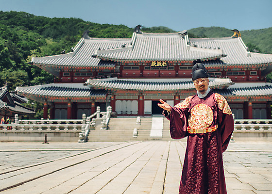 포토 JPG 주간 전통 남자 한옥 안내 한명 손짓 상반신 성인 야외 앞모습 궁전 한국인 60대 한복 왕 조선시대 왕족전통의상 노인남자한명만 사극 국내포토 자연요소 1 한국전통 노년 뷰포인트 고건축 모션 사람 동양인 역사 전통의상 남자한명만 노인남자만 파일형식