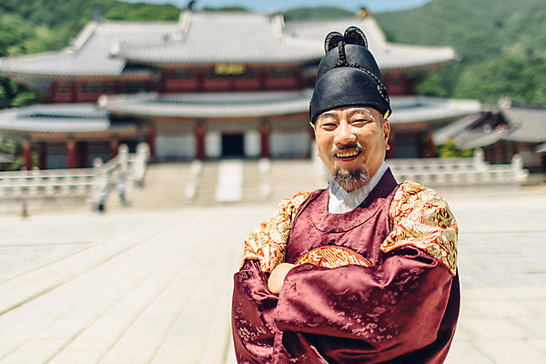 포토 JPG 주간 전통 남자 한옥 한명 웃음 상반신 성인 야외 앞모습 팔짱 궁전 한국인 60대 한복 왕 조선시대 왕족전통의상 노인남자한명만 사극 국내포토 자연요소 1 한국전통 노년 뷰포인트 고건축 모션 표정 사람 동양인 역사 전통의상 남자한명만 노인남자만 파일형식