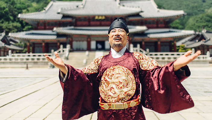 포토 JPG 주간 전통 남자 팔벌리기 한옥 한명 상반신 성인 야외 앞모습 궁전 한국인 올려보기 60대 한복 왕 조선시대 왕족전통의상 노인남자한명만 사극 국내포토 자연요소 1 한국전통 노년 뷰포인트 고건축 모션 사람 동양인 역사 전통의상 남자한명만 노인남자만 파일형식