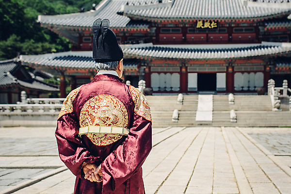 포토 JPG 주간 전통 남자 한옥 한명 상반신 성인 야외 뒷모습 궁전 한국인 60대 한복 왕 조선시대 뒷짐 왕족전통의상 노인남자한명만 사극 국내포토 자연요소 1 한국전통 노년 뷰포인트 고건축 모션 사람 동양인 역사 전통의상 남자한명만 노인남자만 파일형식