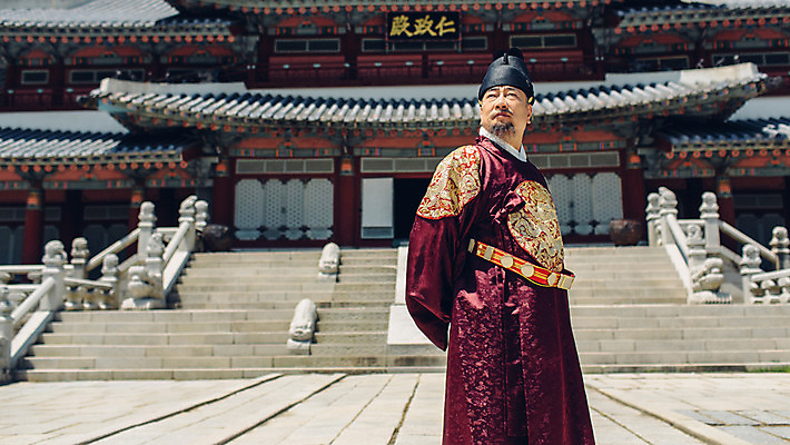 포토 JPG 주간 전통 남자 한옥 한명 서기 상반신 성인 야외 옆모습 궁전 한국인 60대 한복 왕 조선시대 뒷짐 왕족전통의상 노인남자한명만 사극 국내포토 자연요소 1 한국전통 노년 뷰포인트 고건축 모션 사람 동양인 역사 전통의상 남자한명만 노인남자만 파일형식