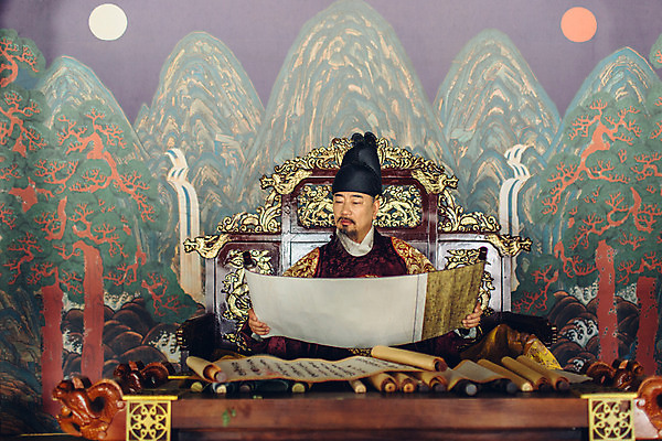 포토 JPG 전통 남자 한옥 실내 한명 들기 앉기 상반신 성인 앞모습 궁전 한국인 업무 60대 한복 왕 조선시대 문서 족자 옥좌 왕족전통의상 노인남자한명만 사극 일월오봉도 국내포토 1 한국전통 노년 뷰포인트 고건축 모션 사람 동양인 내부 작업 역사 전통의상 그림 남자한명만 노인남자만 파일형식