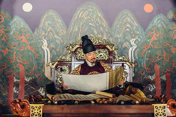 포토 JPG 전통 남자 한옥 실내 한명 들기 앉기 상반신 성인 앞모습 궁전 한국인 업무 60대 한복 왕 조선시대 문서 족자 옥좌 왕족전통의상 노인남자한명만 사극 일월오봉도 국내포토 1 한국전통 노년 뷰포인트 고건축 모션 사람 동양인 내부 작업 역사 전통의상 그림 남자한명만 노인남자만 파일형식