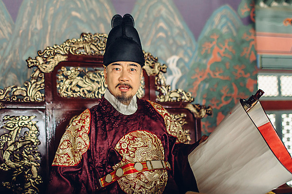 포토 JPG 전통 남자 한옥 실내 한명 들기 앉기 상반신 성인 앞모습 궁전 한국인 분노 업무 60대 한복 왕 조선시대 문서 족자 옥좌 왕족전통의상 노인남자한명만 사극 국내포토 1 한국전통 노년 감정 뷰포인트 고건축 모션 사람 동양인 내부 작업 역사 전통의상 남자한명만 노인남자만 파일형식